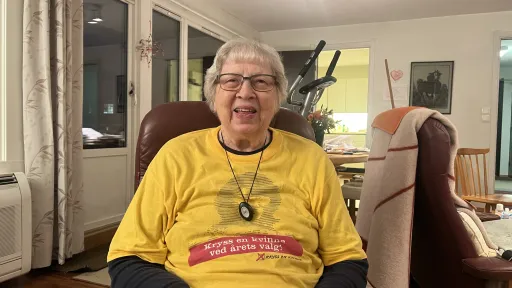 Norges første kvinnelige lagtingspresident heter Torild Skard. Hun tar imot Kilden magasin med åpne armer i leiligheten i Sandvika.  Hun ble valgt på Stortinget for SF (senere SV) i 1973. To år etter at «amasonene» hadde ifølge datidens overskrifter hadde «kuppet» kommunevalget i det som er blitt hetende «kvinnekuppet» i 1971. Da «stormet» kvinner norske kommunestyrer ved hjelp av målrettede kampanjer for å krysse av kvinnene på listene.   Og det er med et nikk til denne aksjonen at Skard ønsker Kilden maga